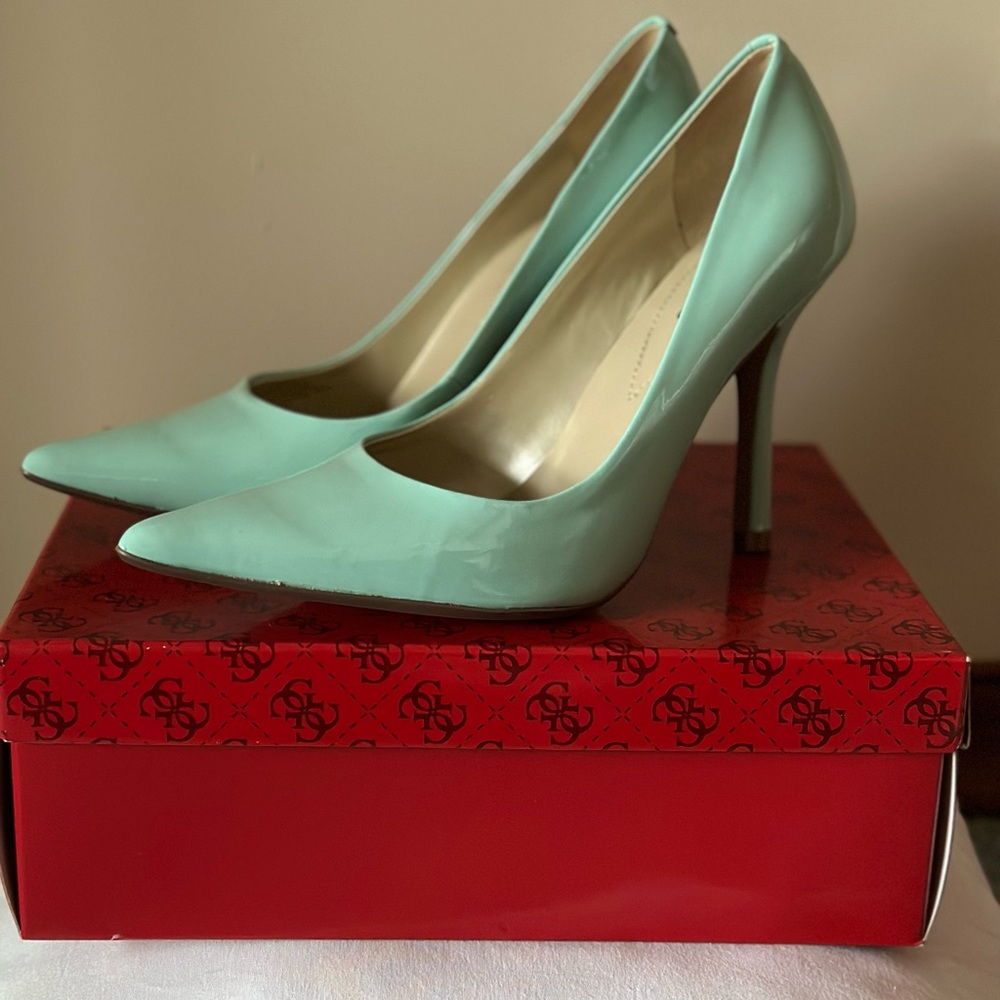 GUESS Light Green pump